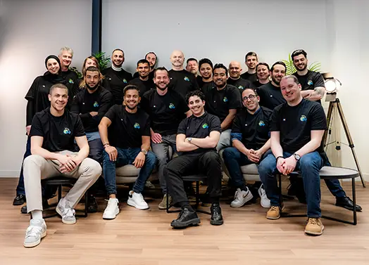 Installateur professionnel de panneaux solaires en action